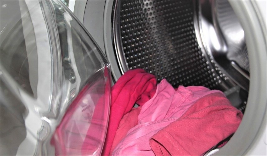 Następnie włóżmy do pralki ubrania, które chcemy wysuszyć w...