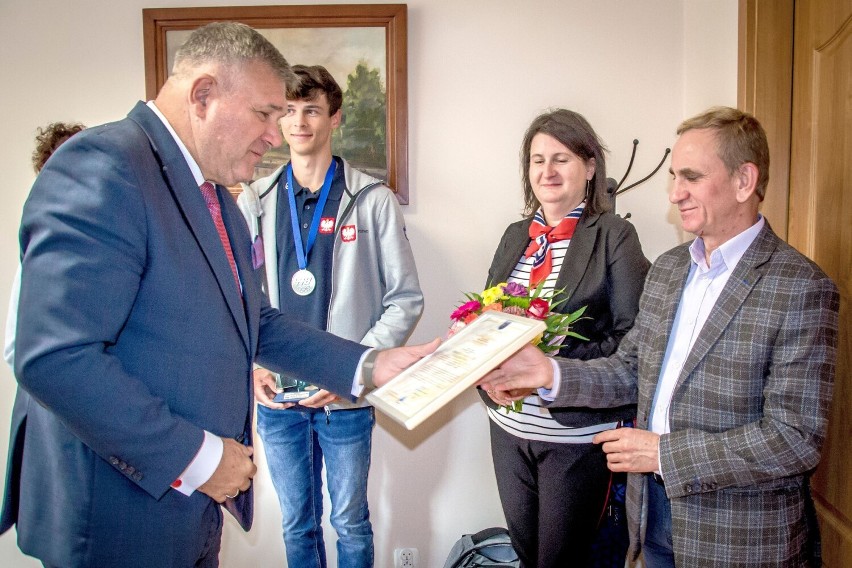 Bartłomiej Szlija wicemistrzem świata w żeglarstwie. Gratulacje złożył mu burmistrz Kartuz