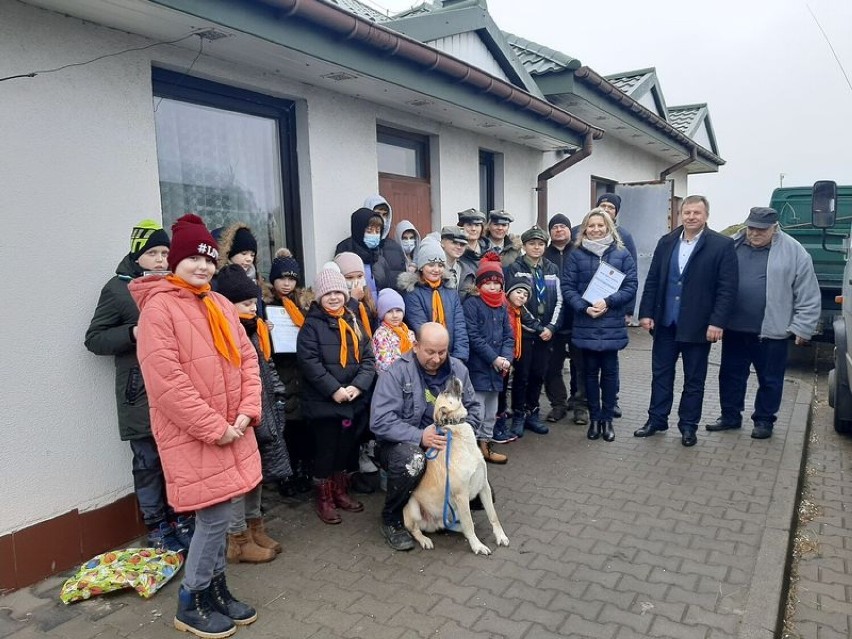 Chełm. Uczniowie szkoły w Strachosławiu zorganizowali zbiórkę karmy dla bezdomnych psów. Zobacz zdjęcia