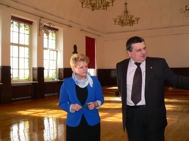 Liceum pleszewskie remontuje aulę. Dyr. Lilla Deleszkiewicz i Sławomir Sobczyk ze starostwa powiatowego