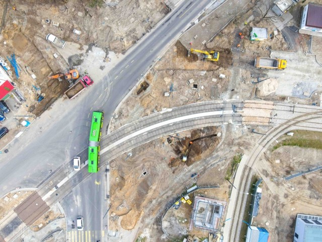 Najbardziej zaawansowane prace prowadzone są na odcinku od pętli Wilczak do ul. Włodarskiej. Gotowy jest już m.in. przejazd tramwajowy przez ul. Słowiańską oraz przez południową jezdnię ul. Serbskiej, a także ul. Czarna Rola.

Zobacz więcej --->

Zobacz także:
Tak wygląda budowa "tramwaju na Naramowice"
