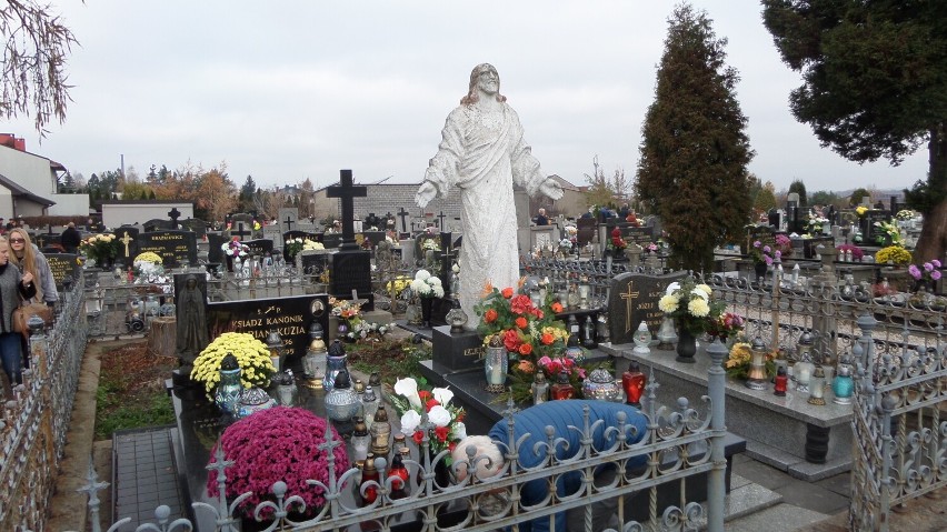 Tak wyglądał dzień Wszystkich Świętych w Myszkowie 2022. Oto ZDJĘCIA z największego cmentarzu