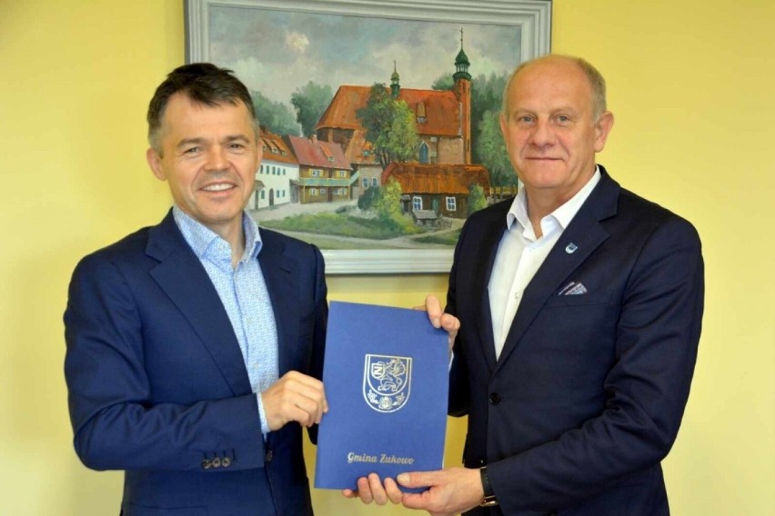 Burmistrz gminy Żukowo podpisał umowy z wykonawcami na...