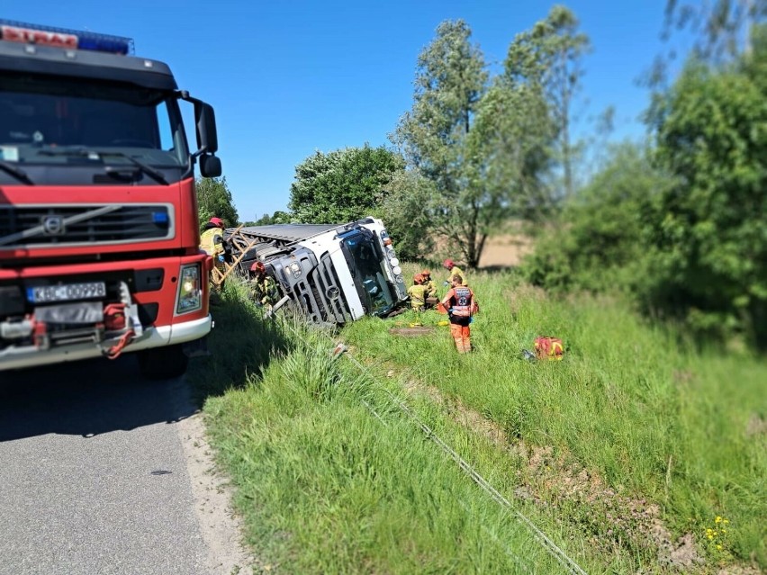 Tragiczny wypadek na drodze krajowej nr 94 koło Bochni, ciężarówka przewróciła się na jezdnię, 74-letni kierowca nie żyje
