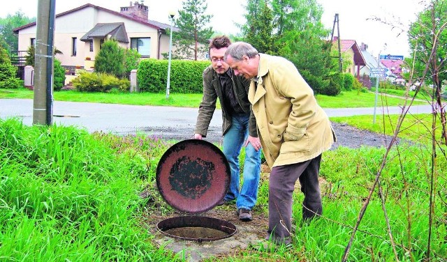 - W tym miejscu zaczyna się niezalegalizowany wodociąg, który biegnie przez osiedle - pokazują Albert Kochan (z lewej) i Henryk Stempin