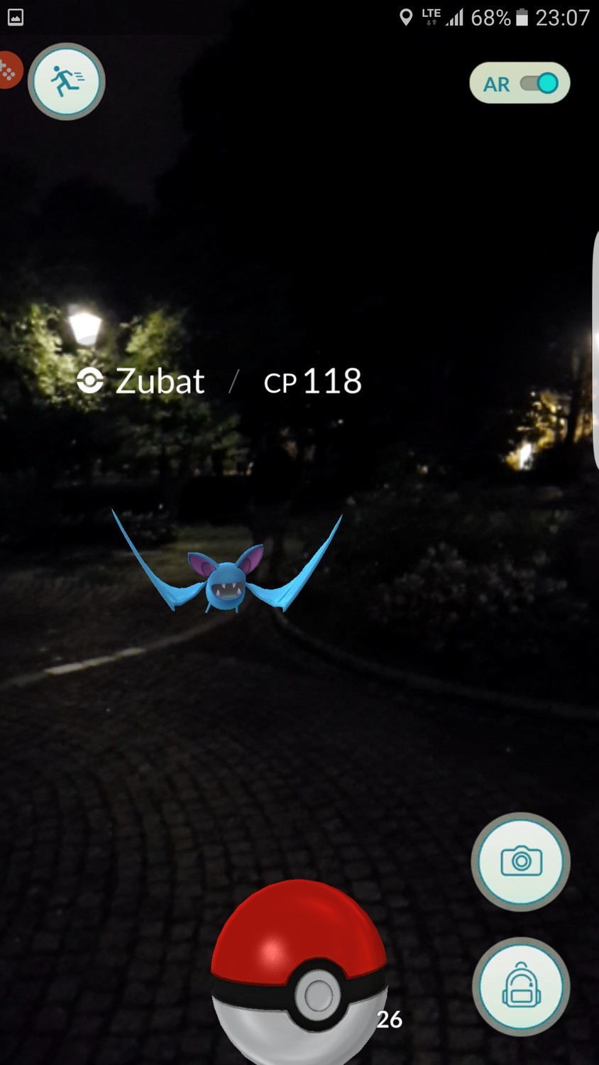 Pokemon Go. Krakowianie polują na pokemony. Nawet w nocy [ZDJĘCIA INTERNAUTÓW]