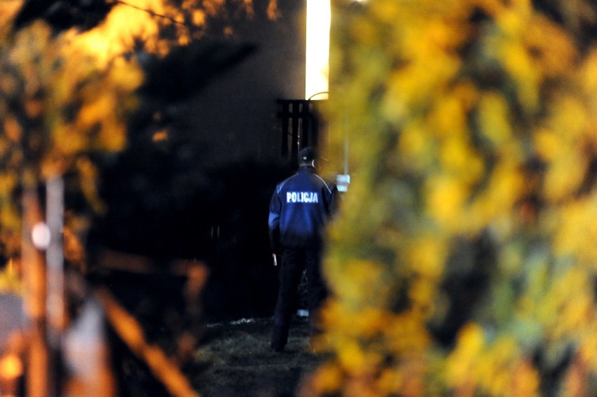 Ciało znaleziono obok domu jednorodzinnego w Lesznie w poniedziałek wieczorem