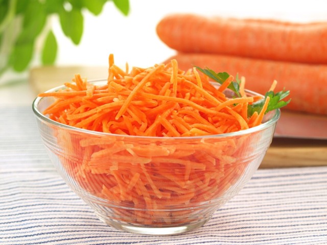 Surówka z marchewki smakuje najlepiej zjedzona tuż po przygotowaniu.