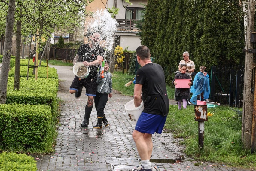 Sąsiedzkie wodne potyczki na śmingus – dyngus w Lesznie