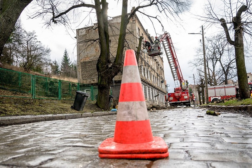 Wałbrzych: Zamknięta ulica Pocztowa. Strażacy usuwali uszkodzone drzewo (ZDJĘCIA) 