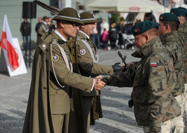 Na przemyskim Rynku odbył się uroczysty apel 5 batalion strzelców podhalańskich. Ostatni raz w roli dowódcy pojawił się ppłk Dariusz Czekaj, który odchodzi do litewsko-polsko-ukraińskiej brygady w Lublinie. Pełniącym obowiązki dowódcy został kpt. Dariusz Bednarczuk.