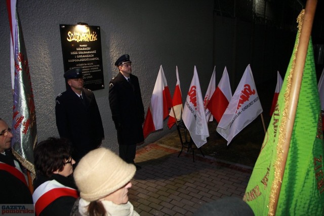 Obchodzimy 36. rocznicę wprowadzenia w Polsce stanu wojennego. W całym regionie odbywają się uroczystości upamiętniające wydarzenia tamtych grudniowych dni.

>> Najświeższe informacje z regionu, zdjęcia, wideo tylko na www.pomorska.pl 
