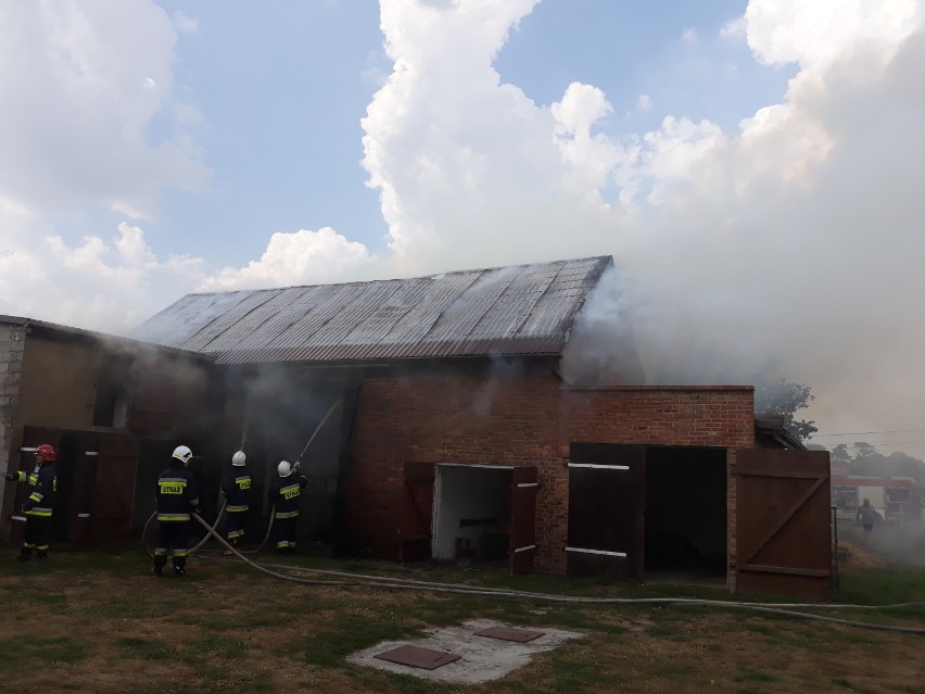 Pożar stodoły w Skomlinie. Z ogniem walczyło sześć zastępów straży [FOTO]