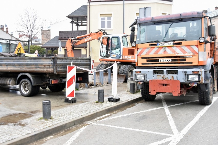 Gorlice. Tereska opuszcza Dworzysko. Pojedzie do firmy, która wyczyści jej sukienkę i czepek. W końcu musi być piękna, gdy wróci na rynek