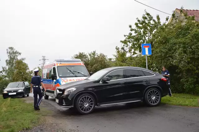 Ulica Stara Droga w Opolu Winowie. Mieszkańcy zablokowali przejazd autami. Musiała interweniować policja.