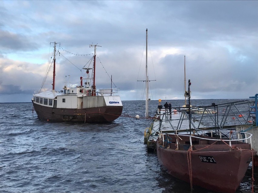 Port rybacki Puck: grudniowy sztorm zatopił jacht, zerwał z cum Bar Pomorza