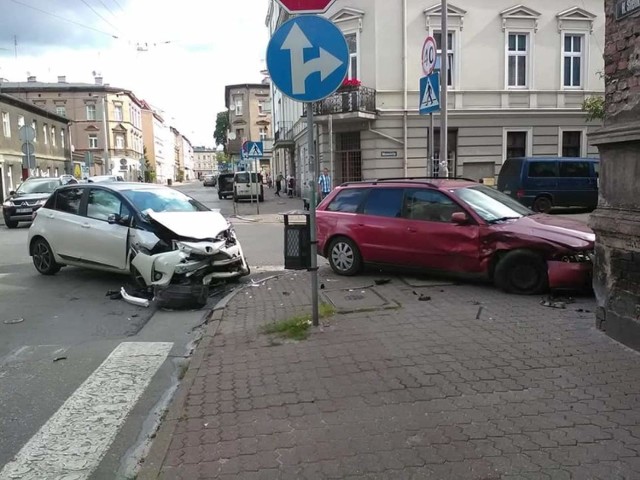 Sprawcą kolizji w Bydgoszczy był kierowca audi, który najechał na tył pojazdu go poprzedzającego. Został ukarany mandatem