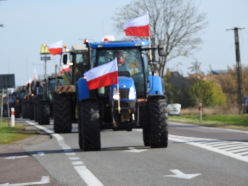 Protest rolników z Suwalszczyzny. Kilkadziesiąt osób blokuje krajowe drogi [Zdjęcia]