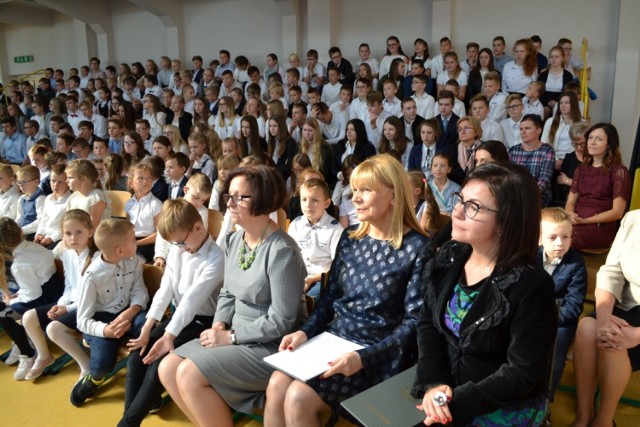 Społeczność szkoły oraz wielu gości wzięło udział w uroczystości 200-lecia Szkoły Podstawowej w Chmielnie.