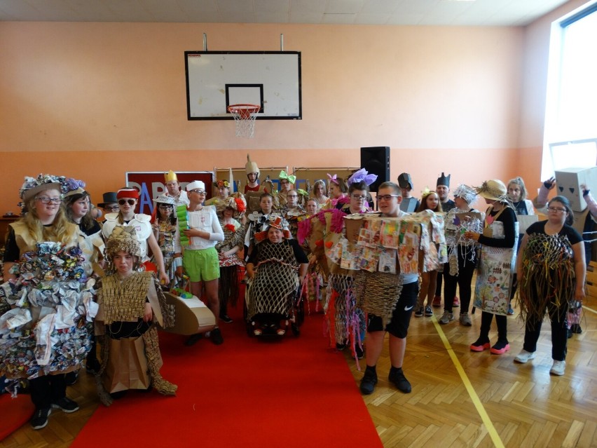 Szamotuły. "Papierowy zawrót głowy" - wyjątkowy pokaz mody w szkole u Brzechwy z okazji Dnia Dziecka