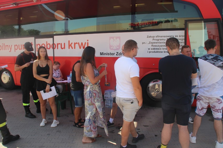 Akcja PCK Radomsko „Oddaj krew – ratuj życie” na parkingu Galerii Radomsko. ZDJĘCIA