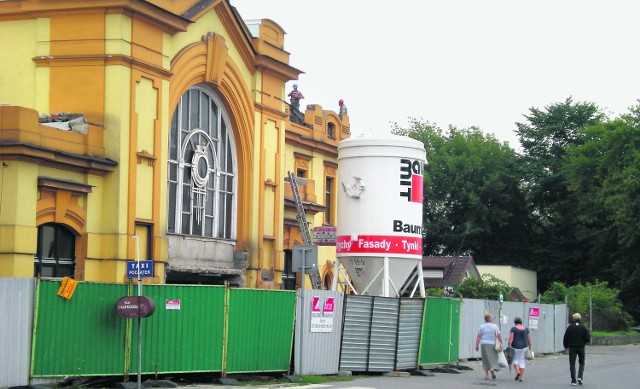 W Bochni na wzniesionym niemal sto pięćdziesiąt lat temu budynku stacji kolejowej robotnicy wymieniają dach