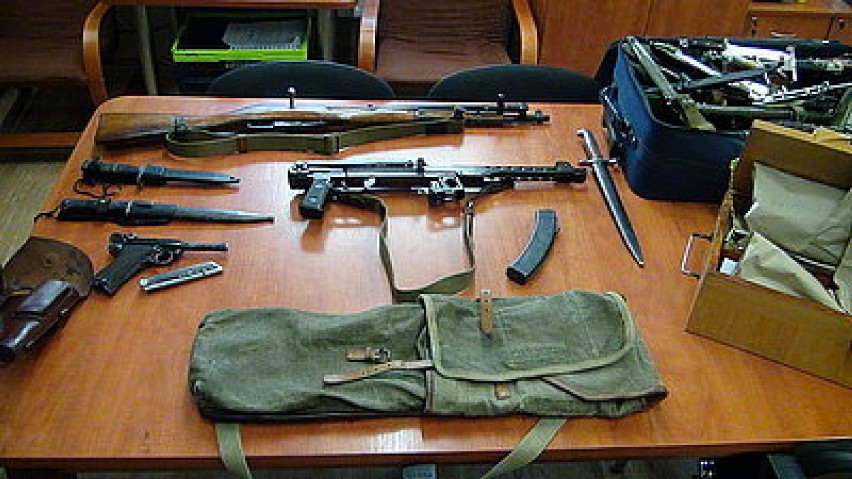 W bytomskim mieszkaniu zatrzymanego zabezpieczono kilkaset sztuk amunicji ostrej, kilka jednostek różnego rodzaju broni oraz kilkadziesiąt maczet, bagnetów i noży.