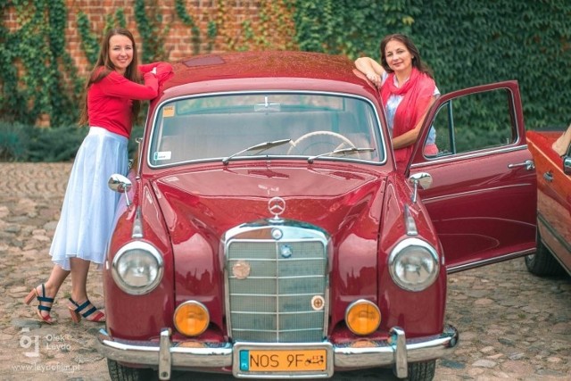 W weekend na przełomie sierpnia i września odbył się trzeci zlot She's Mercedes, czyli spotkanie miłośniczek zabytkowych Mercedesów. Tym razem klasyczne modele oraz ich właścicielki wraz ze swoimi pilotkami odwiedziły XIX-wieczny pałac w Mierzęcinie, skąd wyruszyły na rajd wiodący malowniczymi drogami ziemi lubuskiej.

Klub Zabytkowych Mercedesów kontynuował w tym roku tradycję organizacji zlotu tylko dla pań z cyklu She's Mercedes. Bazą tegorocznej, trzeciej edycji imprezy był neogotycki pałac w Mierzęcinie, położony na lubuskim szlaku wina i miodu.

Jak co roku, spotkaniu towarzyszyła wspólna wycieczka i zwiedzanie lokalnych atrakcji. Trasa tegorocznego rajdu liczyła ponad 100 km, a jego motto to: „jedziesz, zwiedzasz, cieszysz się chwilą”. Na szlaku znalazł się m.in. Dobiegniew, z największym niemieckim oflagiem z II wojny światowej znajdującym się tam Muzeum Woldenberczyków, a także Strzelce Krajeńskie z Basztą Czarownic i towarzyszącą jej legendą o duchach zaczepiających przechodniów. Na strzeleckim rynku odbył się konkurs na najpiękniejszego Mercedesa, w którym swoje głosy oddało blisko 100 mieszkańców miasta. Najwięcej z nich zdobył najstarszy samochód biorący udział w zlocie – W 180 „Ponton” (rocznik 1957). Burmistrz Strzelec uhonorował go specjalnym pucharem, a wszystkim uczestniczkom wręczył czerwone róże.

Później załogi udały się do Tuczna, gdzie znajduje się gotycki zamek wzniesiony w XIV wieku przez Ludka von Wedela.

Pełen wrażeń dzień zakończył się kawalkadą zabytkowych Mercedesówi degustacją win z mierzęcińskiej winnicy. Bogata historia regionu przeplatająca się z bogatą historią zabytkowych aut oraz barwny bukiet miejscowych win sprzyjały wieczornym rozmowom. Kreacje pań, wszystkiew kolorze białym i czerwonym, stanowiły nie tylko manifestację siły kobiet i ich niezwykłej energii, ale były też symbolem wolności – 100 lat temu Polska odzyskała niepodległość, a Polki po raz pierwszy uzyskały prawa wyborcze.

Na spotkaniu stawiło się 8 zabytkowych Mercedesów – od W 180 „Pontona” przez W 113 „Pagodę”, limuzyny W 109 oraz W 114 i roadstery R 107 aż po młodsze Mercedesy W 124 i W 201 Cosworth. Wszystkie okazale prezentowały się na tle XIX-wiecznego pałacu, w sąsiedztwie ogrodu japońskiego i angielskiego parku.

„She’s Mercedes” to inicjatywa Mercedes-Benz mająca na celu wspieranie dążenia kobiet do realizacji własnych ambicji i przyciągnięcie uwagi damskiej części klienteli. Centrum komunikacji „She’s Mercedes” stanowi serwis internetowy tworzony przy współudziale kobiet z całego świata – kobiet, które wzajemnie się inspirują i dzielą swoimi spostrzeżeniami na temat pracy, życia prywatnego oraz pasji



