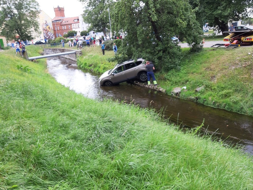Wjechała samochodem do rzeczki w centrum Szczecinka. Trwa wyławianie samochodu [ZDJĘCIA]