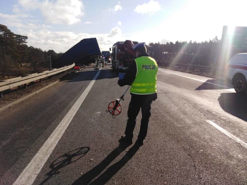 Wypadek na S-10 pod Toruniem. Jeden pojazd spadł z nasypu....