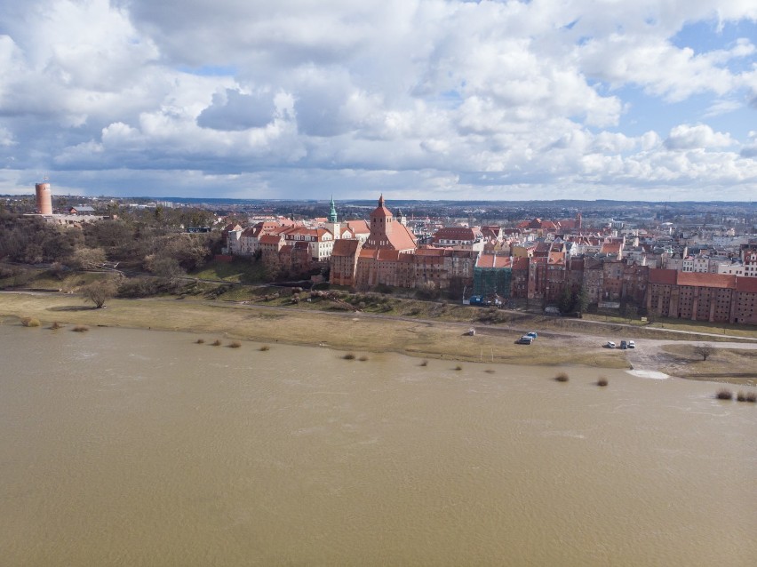 Wisła zalała błonia w Grudziądzu, ale już powoli opada