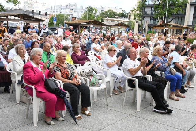 Dzień Folkloru Świętokrzyskiego pod Wojewódzkim Domem Kultury w Kielcach, niedziela, 17 lipca 2022.