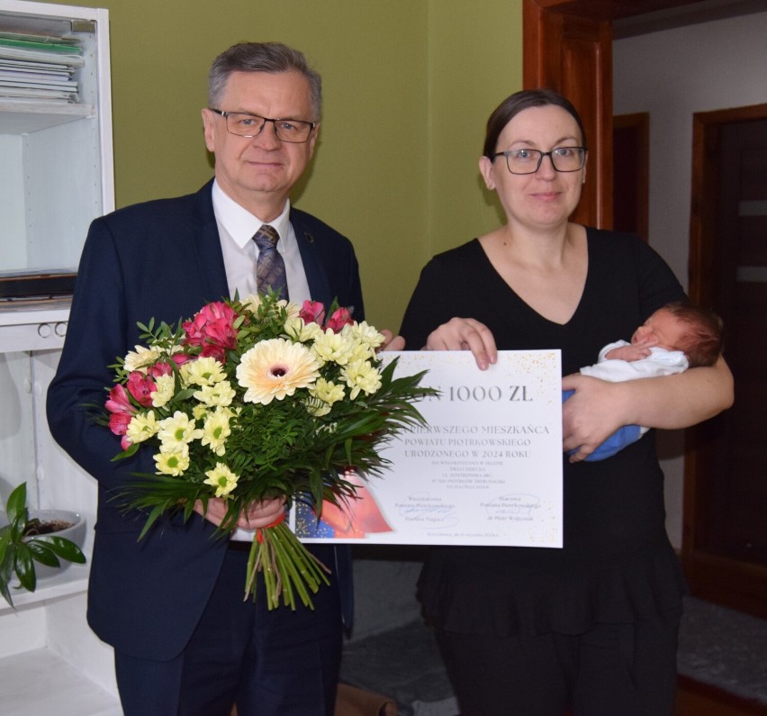 Pierwszy mieszkaniec powiatu piotrkowskiego urodzony w 2024 r. Rodzinę odwiedził wicestarosta ZDJĘCIA