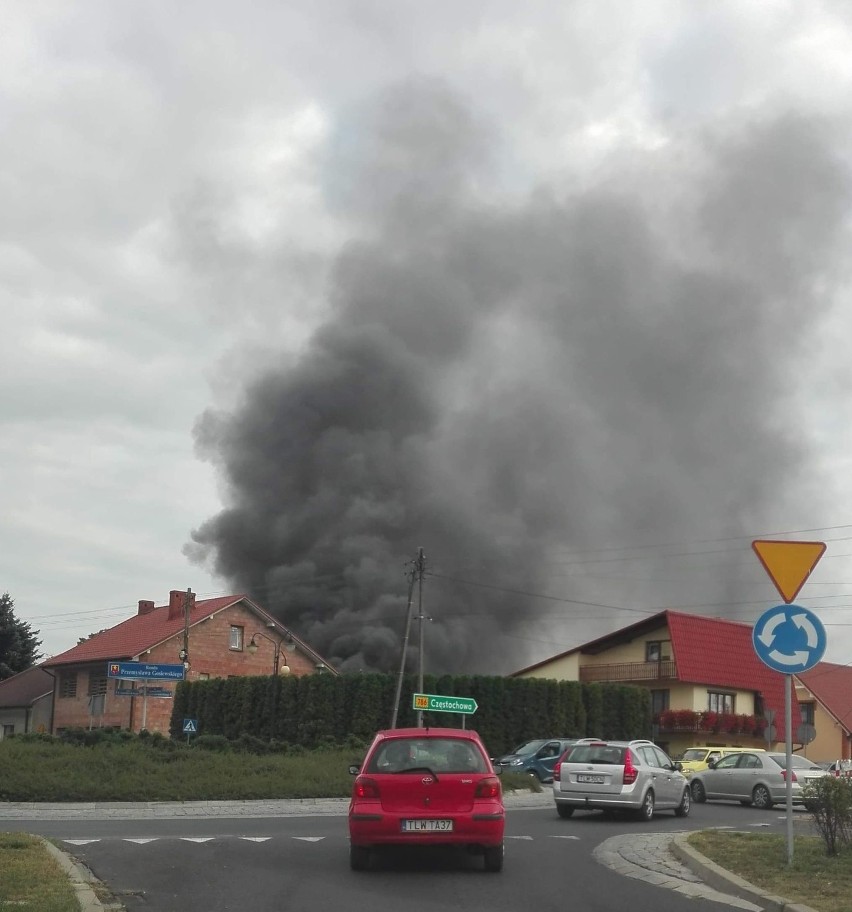 Spalił się magazyn hurtowni hydraulicznej we Włoszczowie. Słup ognia i dymu miał kilkadziesiąt metrów