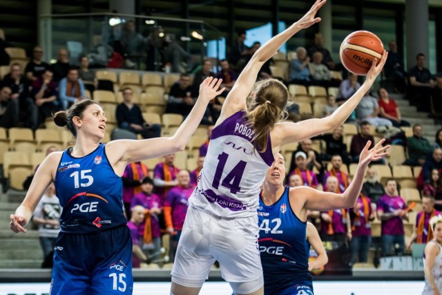 Artego Bydgoszcz pokonało w środę we własnej hali MKK Siedlce 90:54 w kolejnym meczu Energa Basket Ligi Kobiet. To już 13 zwycięstwo naszych pań (na koncie mają też 4 porażki). Dotychczas piętą achillesową bydgoskiej ekipy była postawa rezerwowych. Tym razem zawodniczki, które weszły z ławki zdobyły aż 35 punktów! Rezerwowe MKK ani razu nie trafiły do kosza.


Flesz - wypadki drogowe. Jak udzielić pierwszej pomocy?

