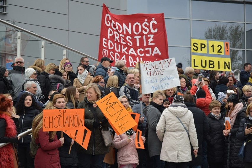 Protest nauczycieli w Lubinie. Przyjechali z okolicznych...