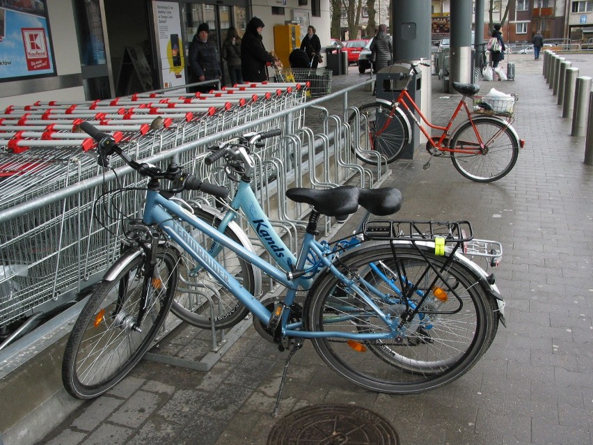 Przed marketami zwykle parkują rowery typu miejskiego z...