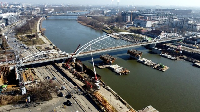 Trwa budowa drugiego nowego mostu nad Wisłą, w ramach rozbudowy infrastruktury kolejowej na terenie Krakowa.