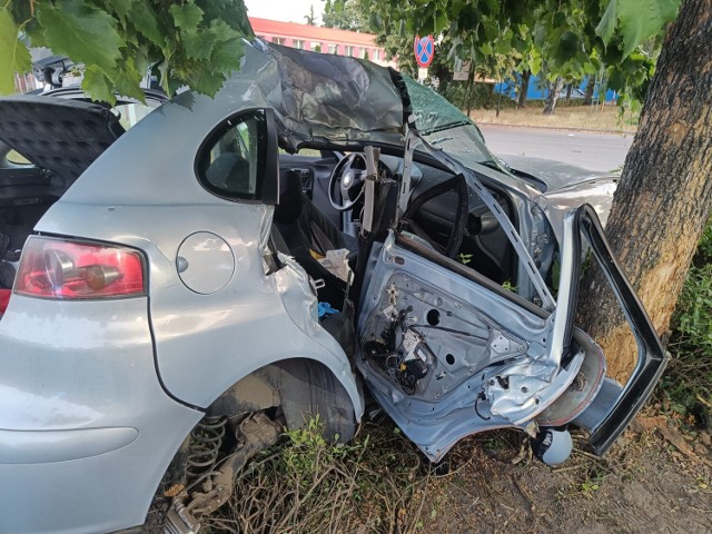 Wypadek piątki młodych ludzi w Lesznie. Auto roztrzaskane na drzewie