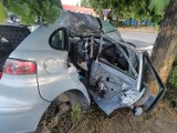 Wypadek piątki młodych ludzi w Lesznie. Auto roztrzaskane na drzewie przy Śniadeckich 