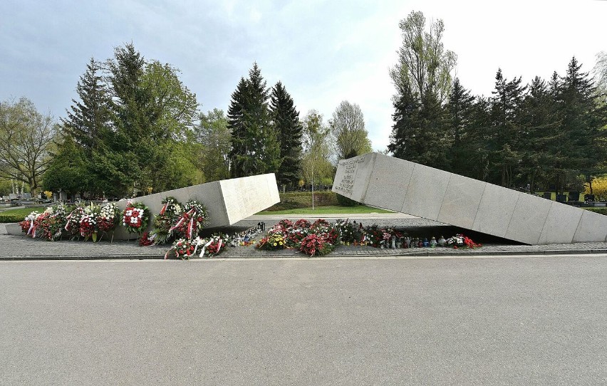 Pomnik znajduje się na Cmentarzu Wojskowym na Powązkach w...