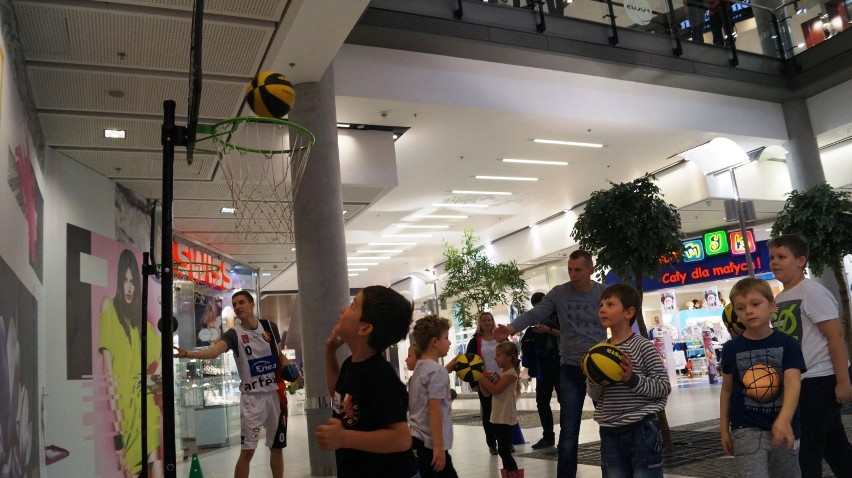 Niezwykły dzień w Focus Mall Bydgoszcz. Koszykarze Astorii grali z małymi kibicami [zdjęcia, wideo]