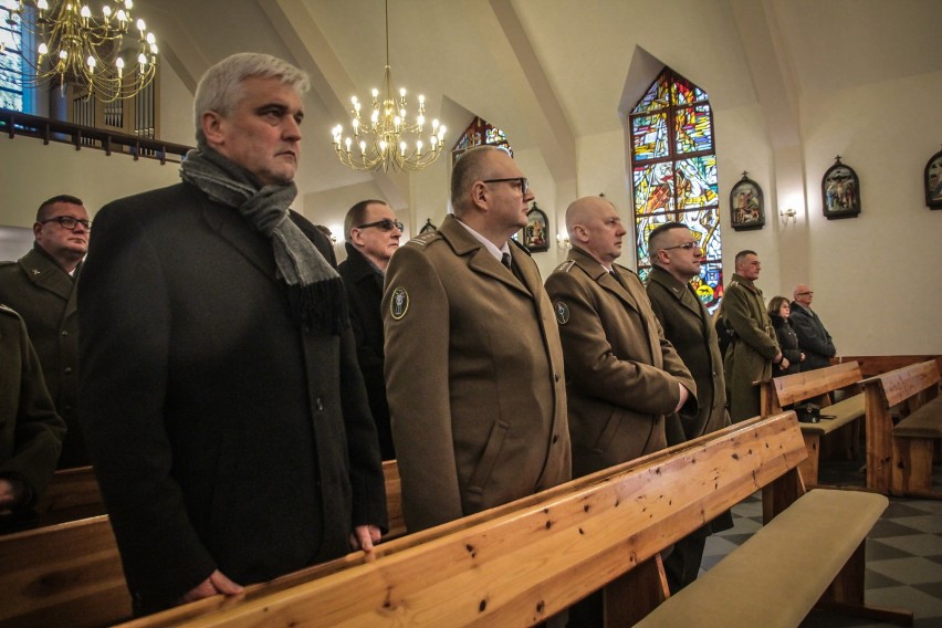 Uroczysta zbiórka na placu apelowym, wyróżnienia dla...