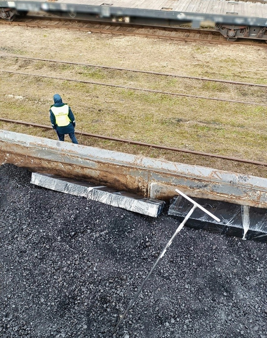 Papierosy na kolei w powiecie bialskim. Celnicy z Małaszewicz i Terespola udaremnili przemyt 26,5 tys. paczek