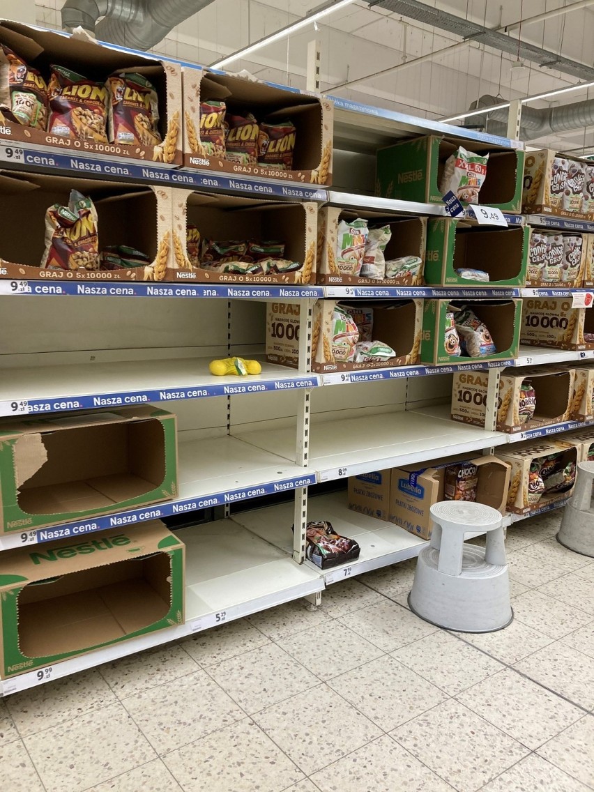 Większość sklepów w pasażu Tesco przy ul. Opieńskiego jest...