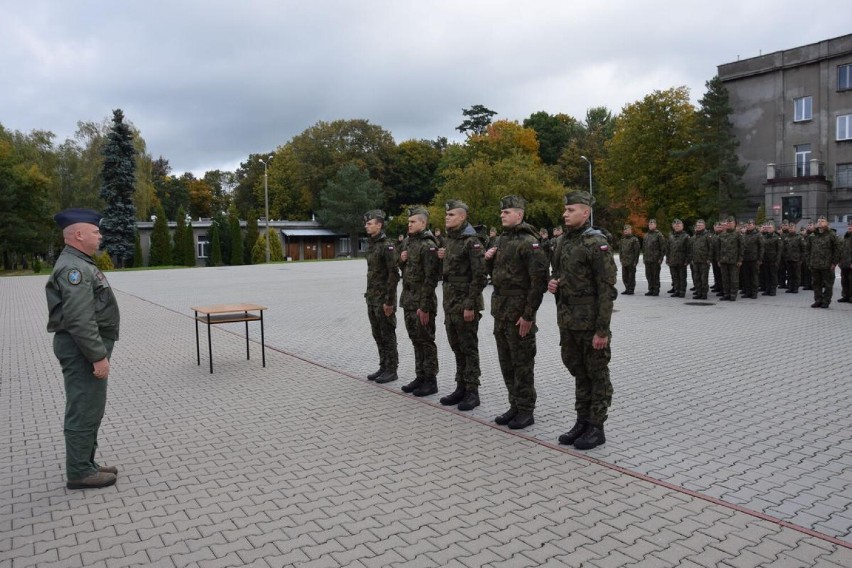 Wręczenie broni żołnierzom dobrowolnej zasadniczej służby wojskowej w Łasku