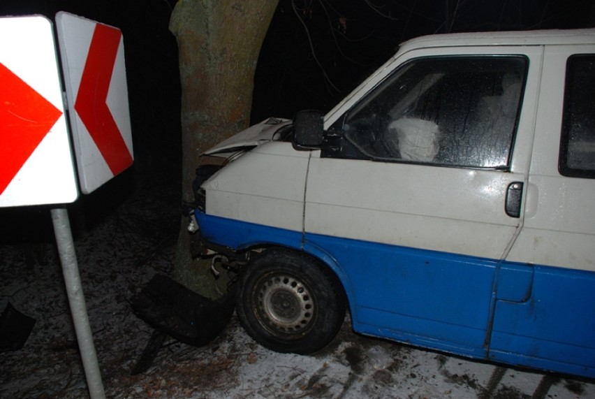 Wocławy: Volkswagen uderzył w drzewo. 25- i 26-latek w szpitalu