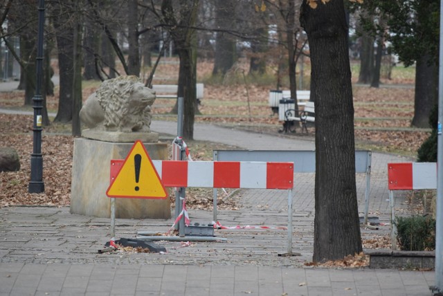 Lwy, ale i... barierki witają mieszkańców Żor na wejściu do Parku Miejskiego