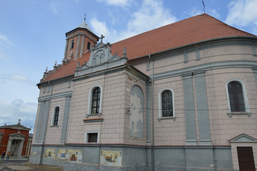 Wystawa Archiwum Państwowego w Opolu na kościele w Kopicach