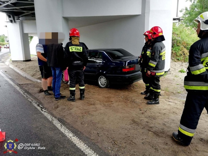 DK 28. Volkswagen rozbity o podpory wiaduktu kolejowego w Siołkowej koło Grybowa